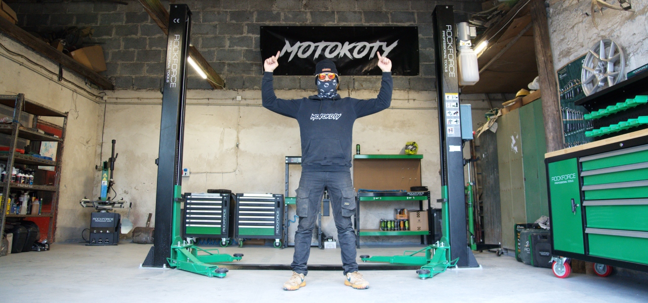 na tle podnosnika rockforce.jpg